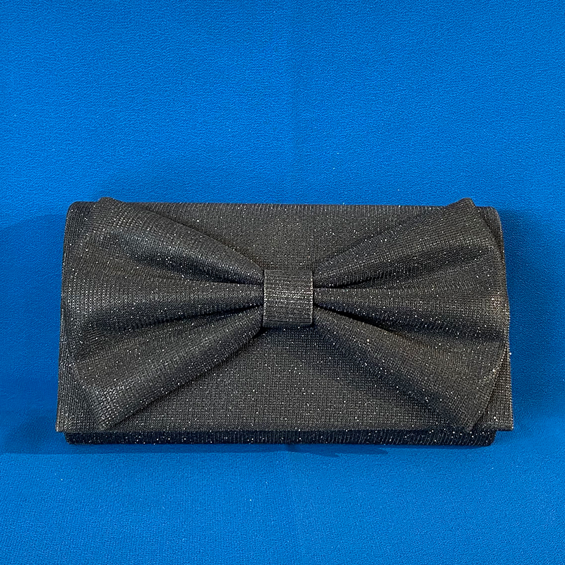 Complétez votre tenue...    Pochette noire pailletée