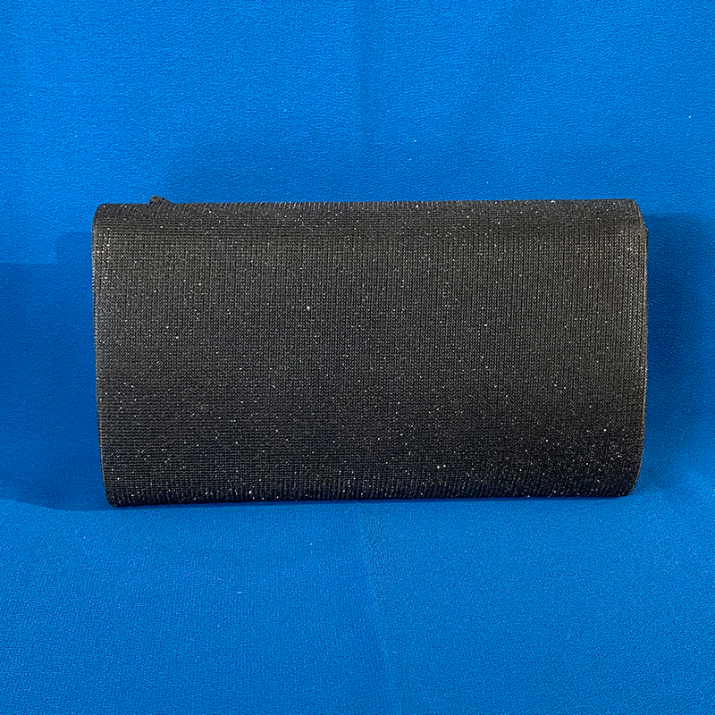 Complétez votre tenue...    Pochette noire pailletée