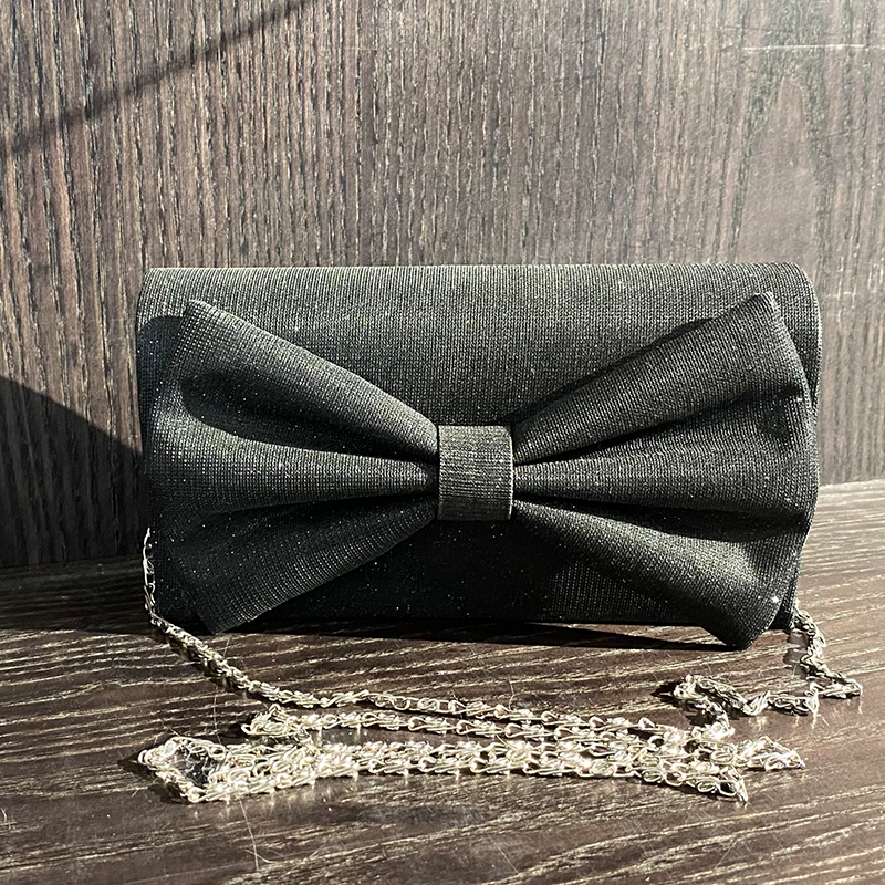 Complétez votre tenue...    Pochette noire pailletée